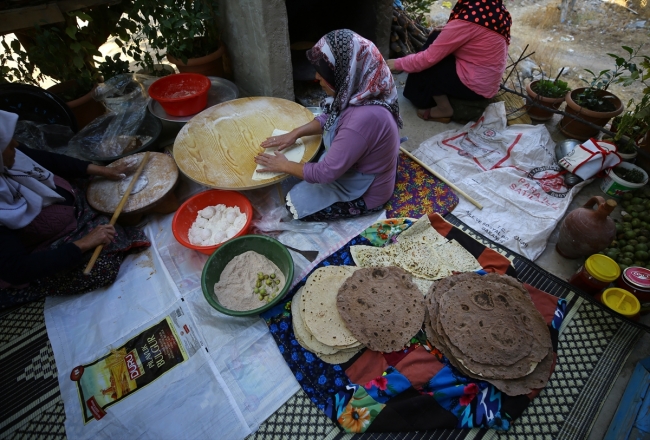 Yaban armutlarını kurutarak elde ettiği undan ekmek yapıyor
